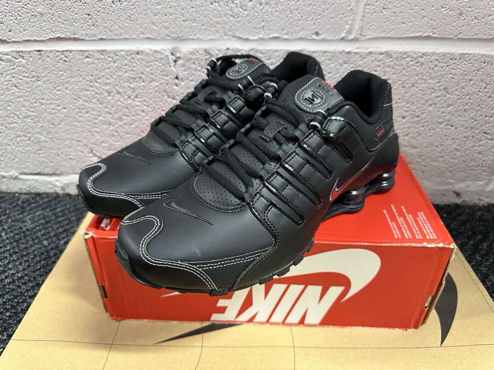 Size 9.5 – New Nike Shox NZ Black/Varisty Red-White 378341-017
