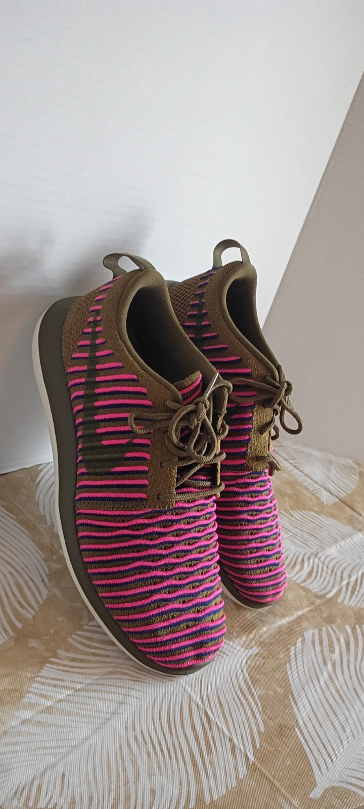 Nike Low Top Striped Pink/Green Lace-Up Athletic Sneaker Teens