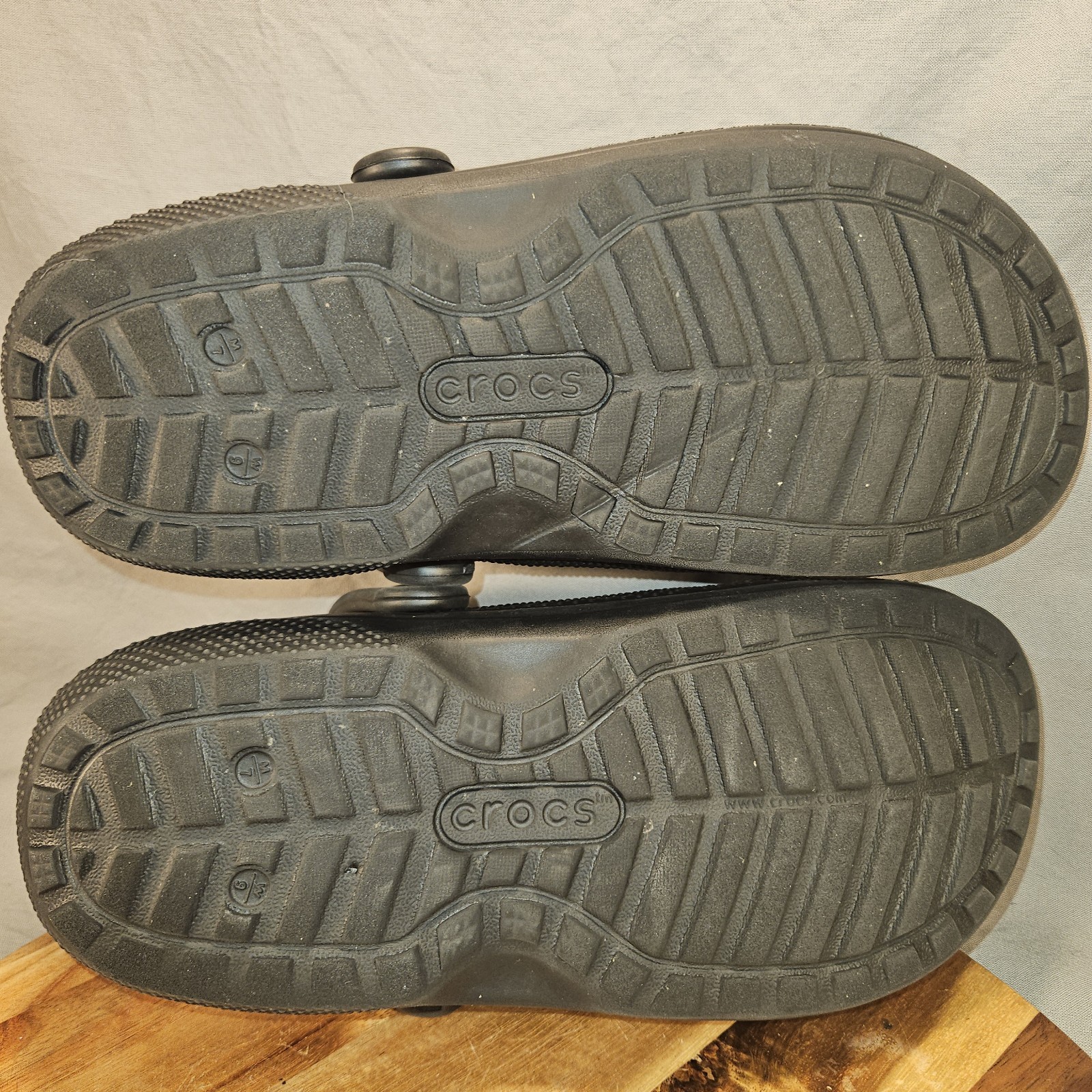 Crocs Mens 7M Womens 9M Baya Black Fuzzy Fur Lined Slip On Clog Mule Sandals