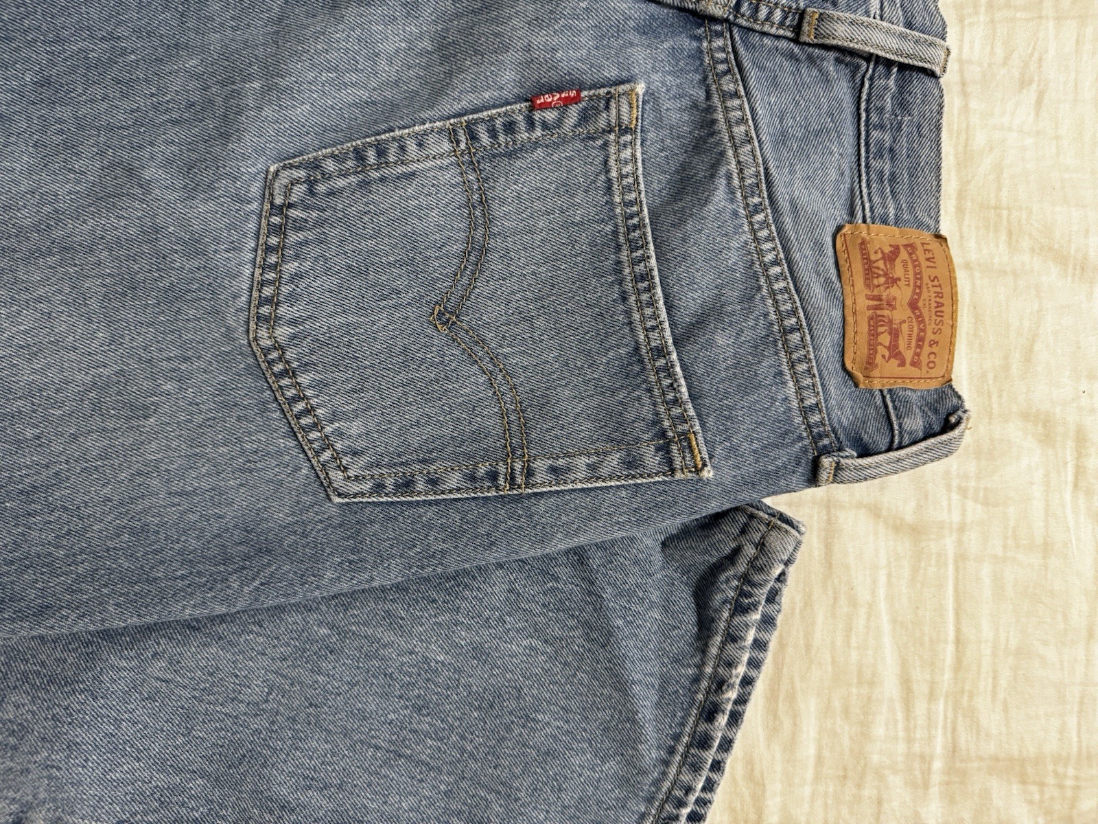 NWOT Levi’s 94 Baggy Distressed Woman’s Light Wash Jeans Size 29