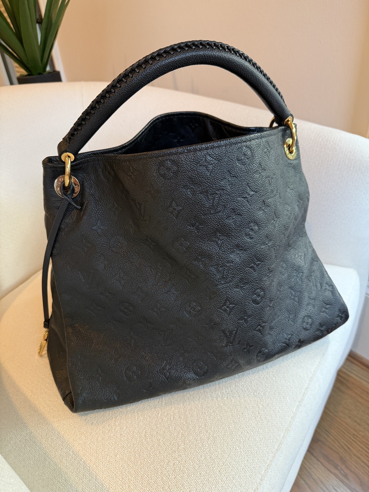 Authentic Louis Vuitton Artsy MM Black Leather Hobo Handbag w/ Bag box + receipt