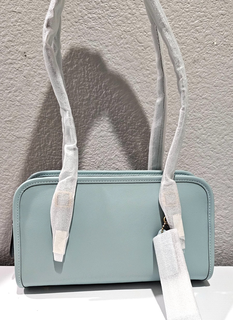 COACH NWT CM565 Swing Zip 25 Shoulder Bag LIGHT BLUE Glovetanned Leather