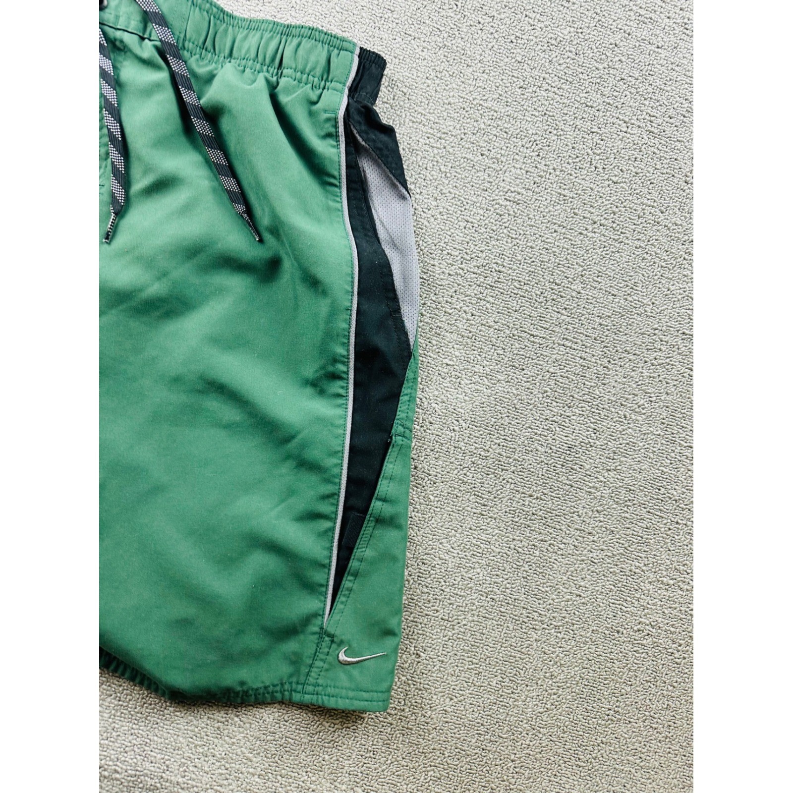 Nike Swim Trunks Men L Green Core Contend 8″ Volley Colorblock Athletic NESS7421