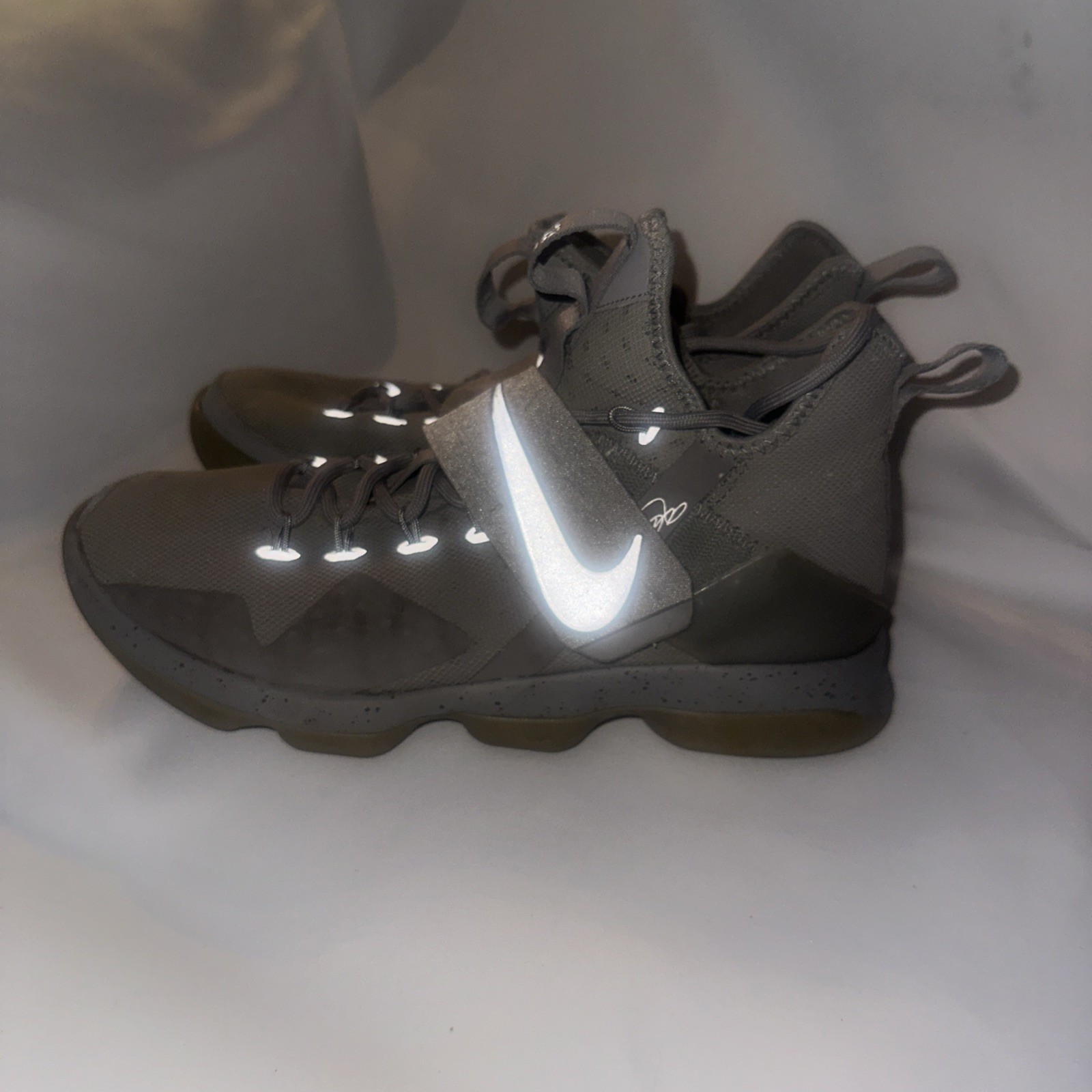 Nike Lebron XIV 14 Men US 9.5 Silver White Reflective Grey James 852405-007