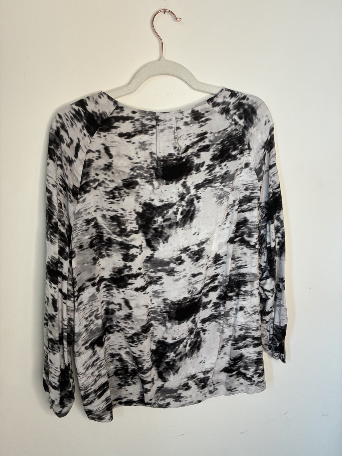 Calvin Klein Jeans Women’s L Regular Black/White Abstract V-Neck Pullover Blouse