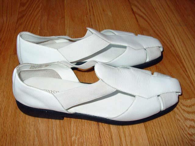 (2) pair Women’s CROSSROADS (1) WHITE & (1) BLACK – Fisherman Casual SZ- 9 1/2 M