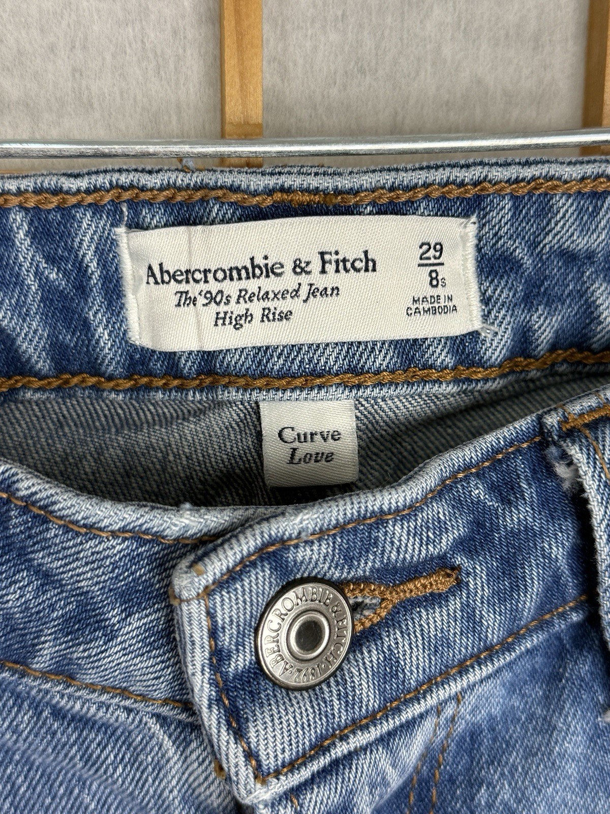 Abercrombie & Fitch Curve Love 90s Relaxed High Rise Jeans Medium Wash 29 / 8S