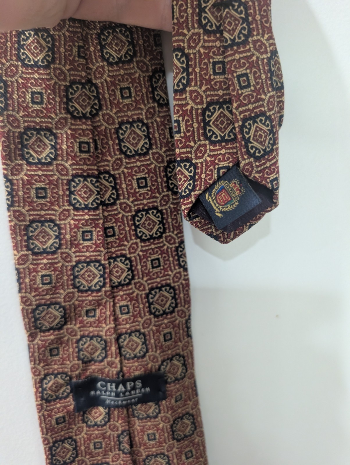 Chaps Ralph Lauren Men’s 100% Silk Woven Geometric Burgundy Tie w/ Logo