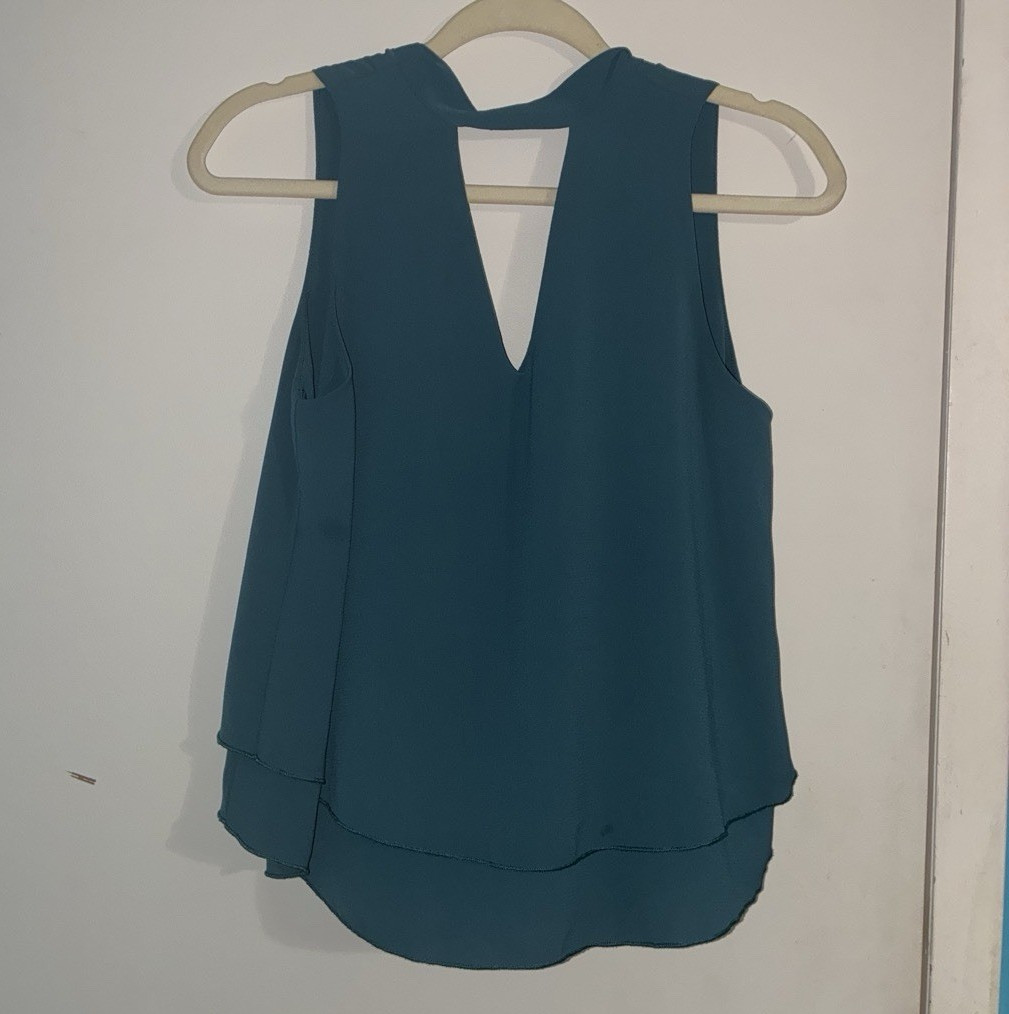 Tyche Womens Blue Solid V-Neck Sleeveless Pullover Layered Blouse Size S