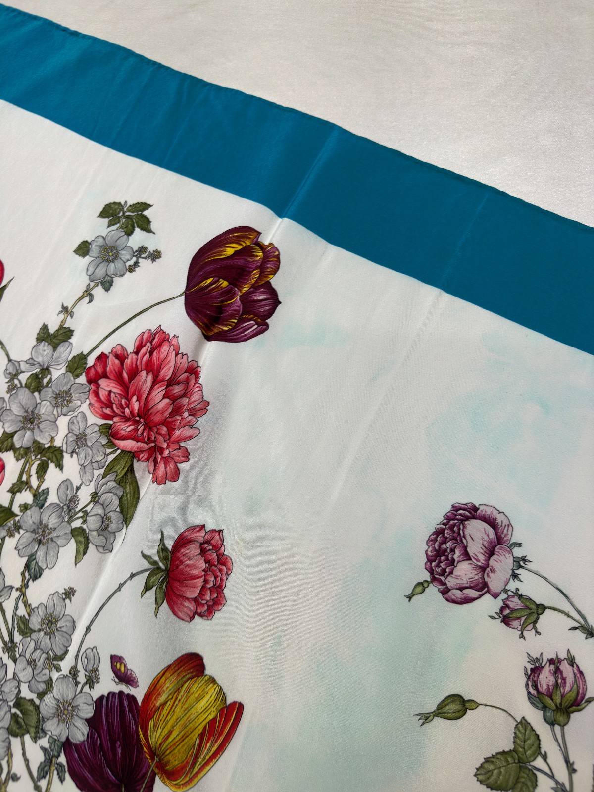 Vintage Gucci Botanical Floral Silk Scarf Hand Rolled Italy 82cm Archive
