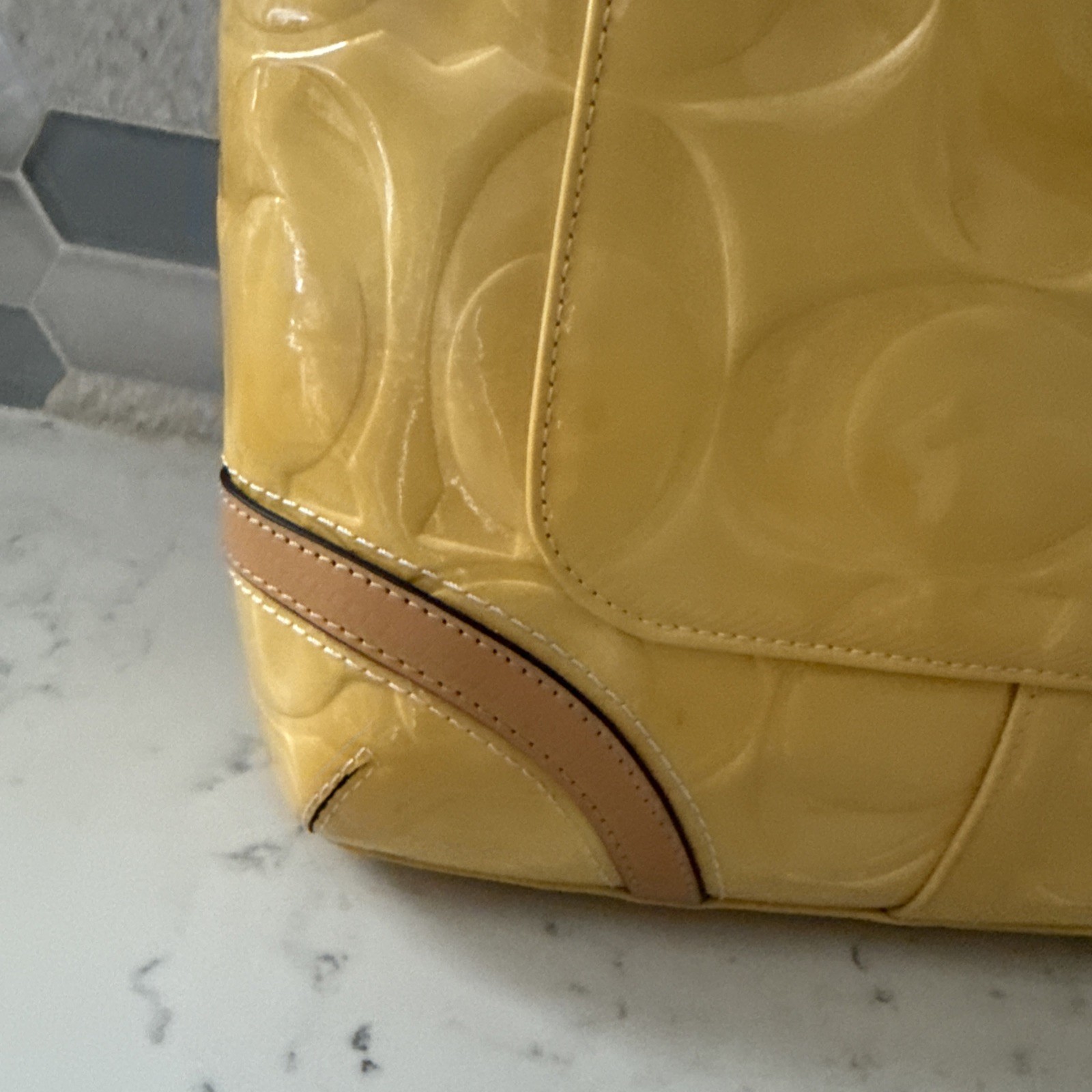 VTG Coach Peyton F22322 Patent Leather Embossed Tote Yellow Tan Trim Bag Wallet