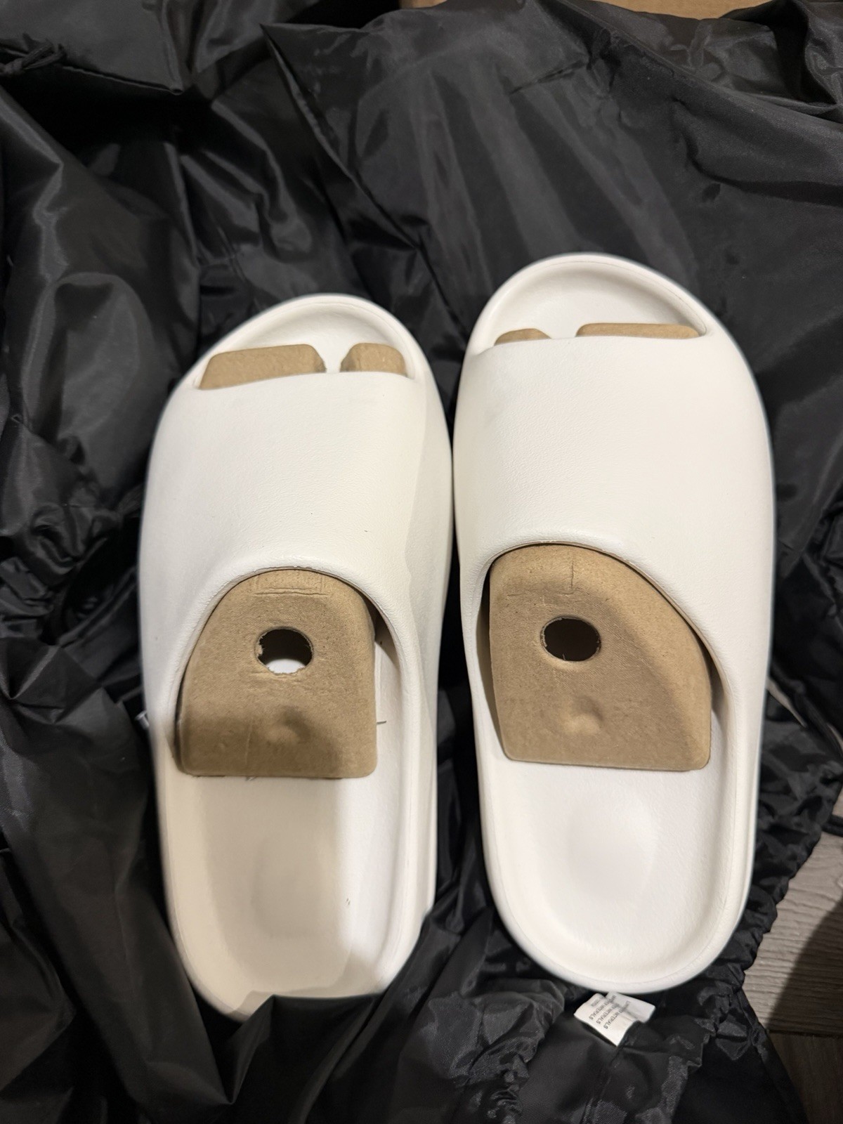 YEEZY SLIDE YZY YS-01 WHITE-SIZE 9 SAME DAY SHIPPING)