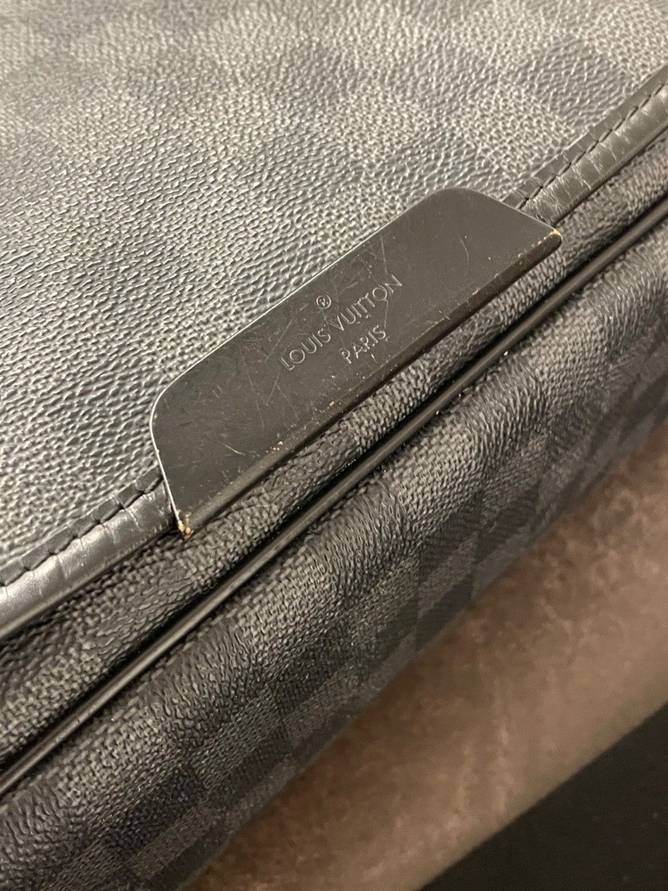 Louis Vuitton District Messenger Gm Please Read* Signs Of Heavy Wear 5.5/10