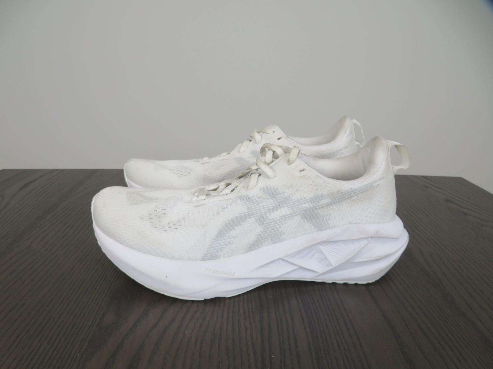 Asics Novablast 5 Shoes Womens 9.5 White Running Sneakers 1012B765 Road Gym