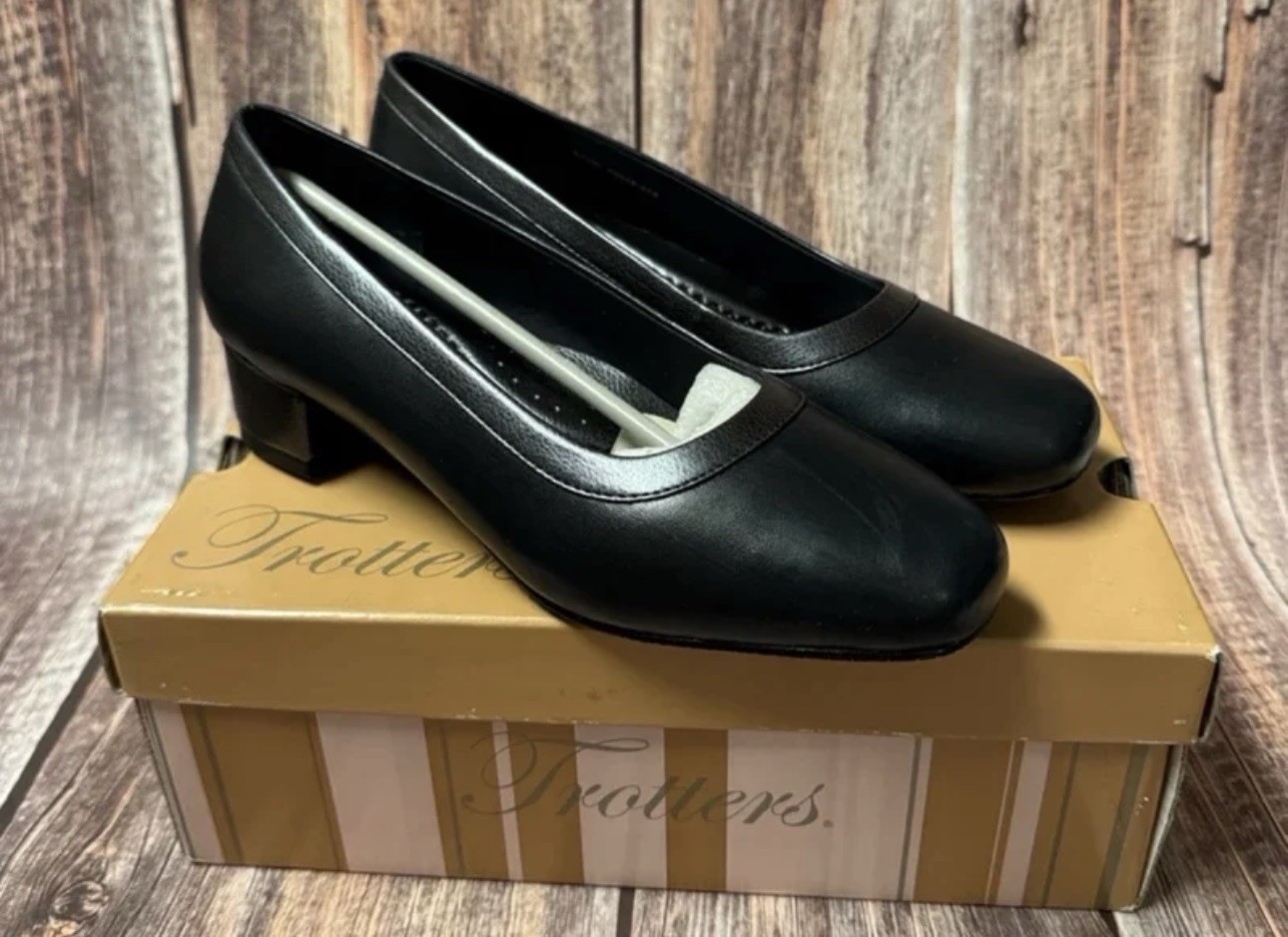 Never Worn Trotters Navy and Pewter Pump Size 6.5W Item #PHK6940