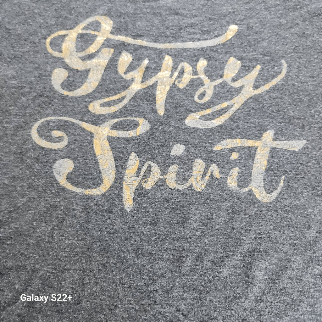 E27 Maurices “Gypsy Spirit” short sleeved t shirt gray w pink trim & lettering