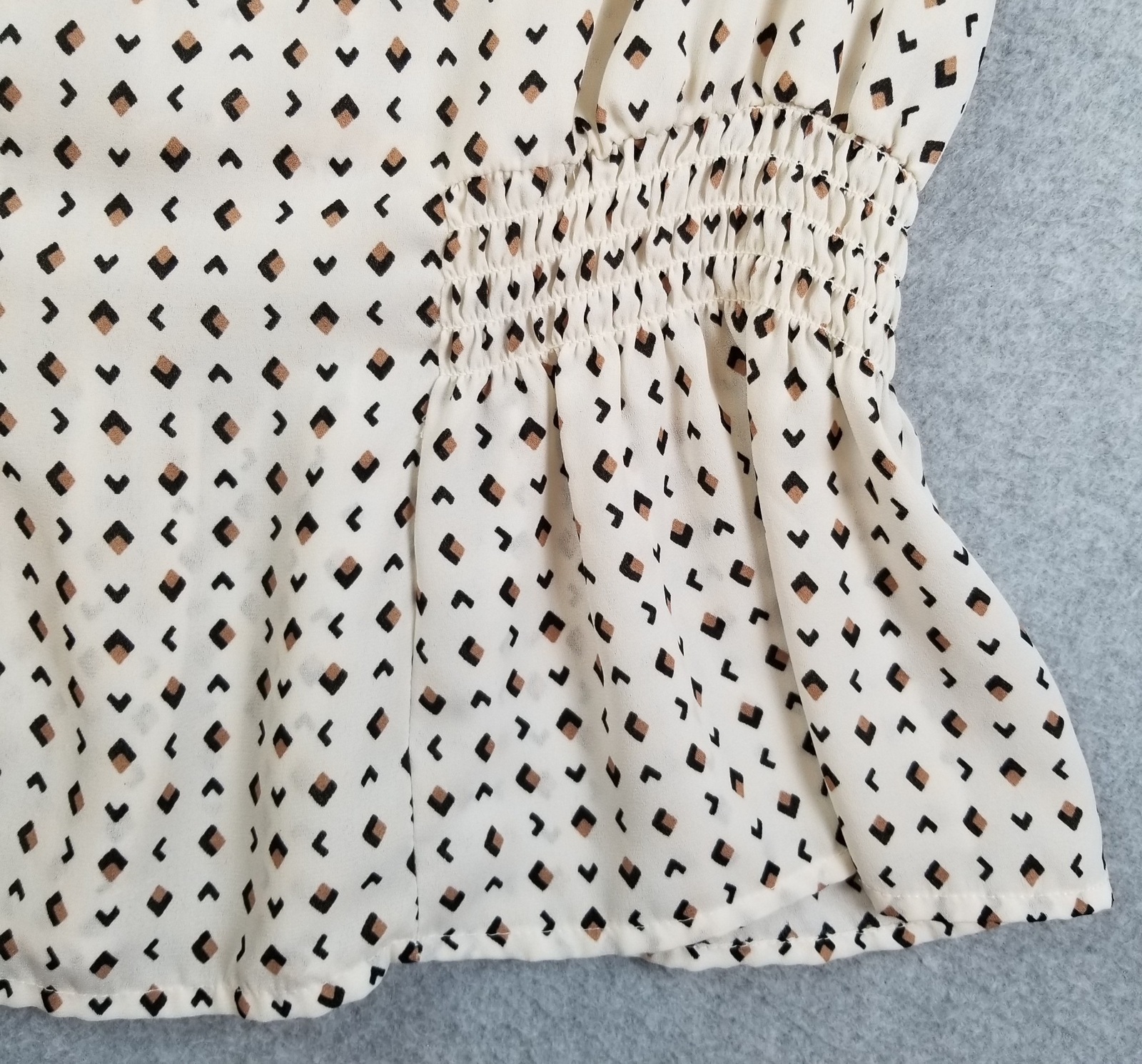 A.U.W Top Women’s Extra Large XL Multicolor Geometric Short Sleeve Sheer Scoop