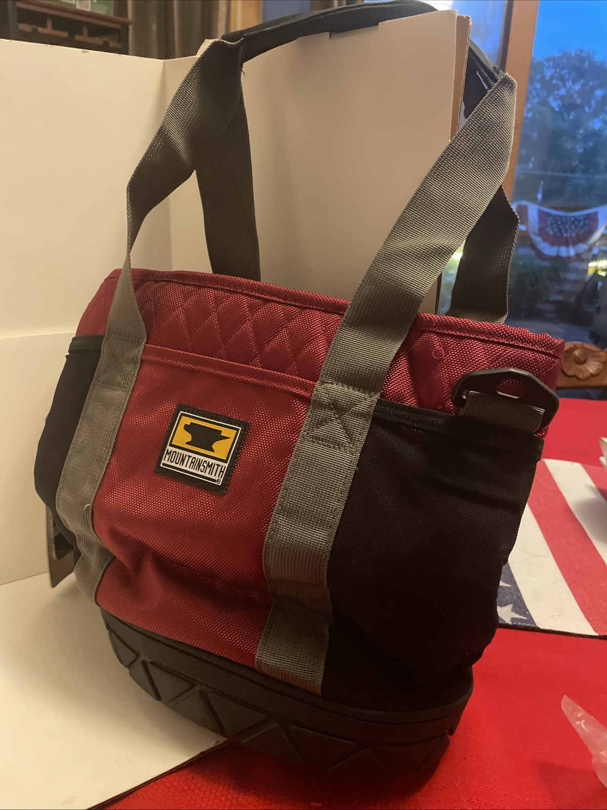 NWT Mountainsmith zip-top tote XS – rubber bottom – Currant red