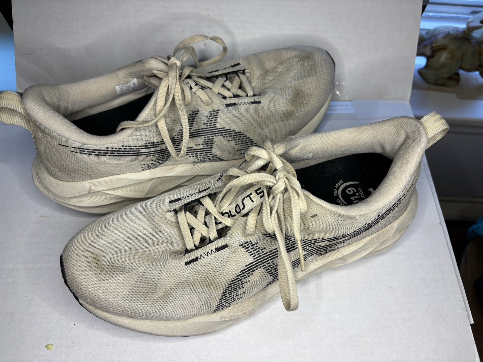 ASICS Novablast 5 Mens 10 US Oatmeal Black Athletic Running Shoes 1011B974