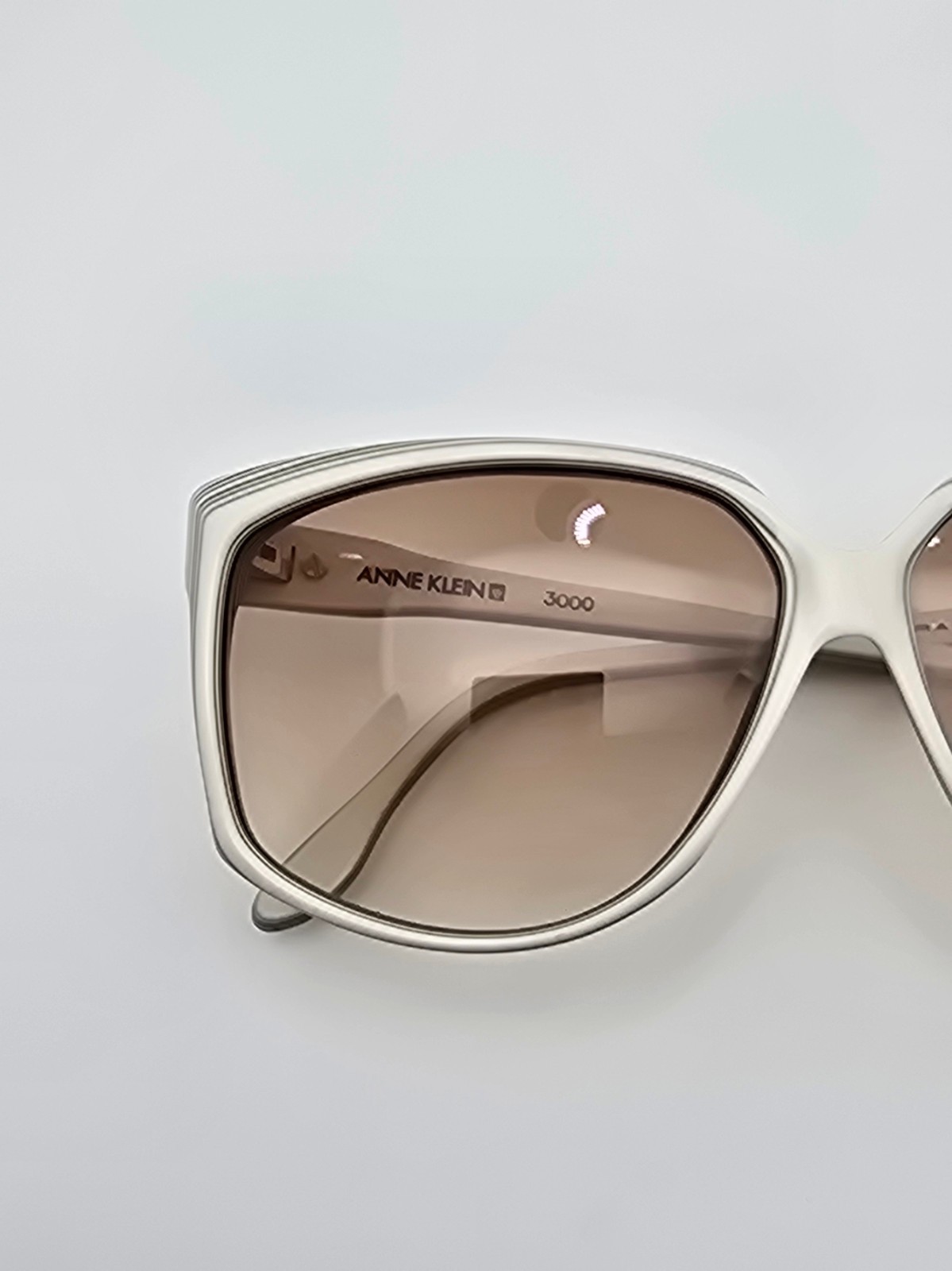 Anne Klein 3000 680 White Frame Light Brown Gradient Lens Sunglasses w Case Itay