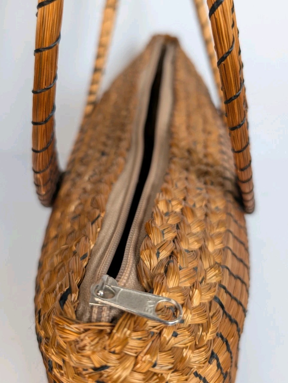 NATURAL STITCHED WEAVED HANDBAG PURSE BOUTIQUE Large Circular Handles Gold Tan