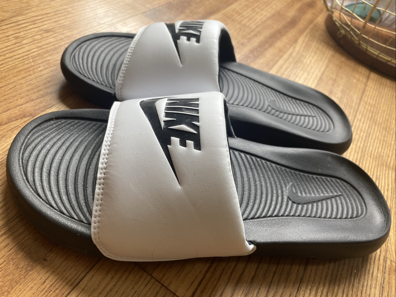 NIKE MEN’S VICTORI ONE SLIDE BLACK / WHITE CN9675 005 Size 8 EUC Sports Sandals