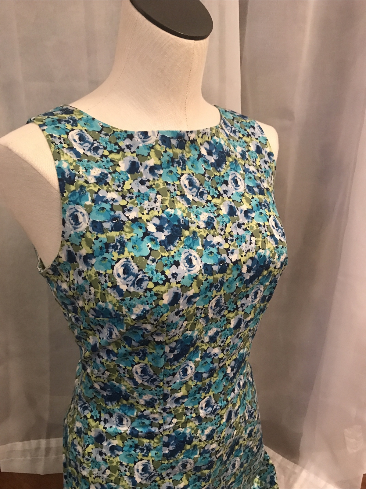 CDC Size 6 Woman’s sleeveless All Occasions Dress floral Blue White Sundress.