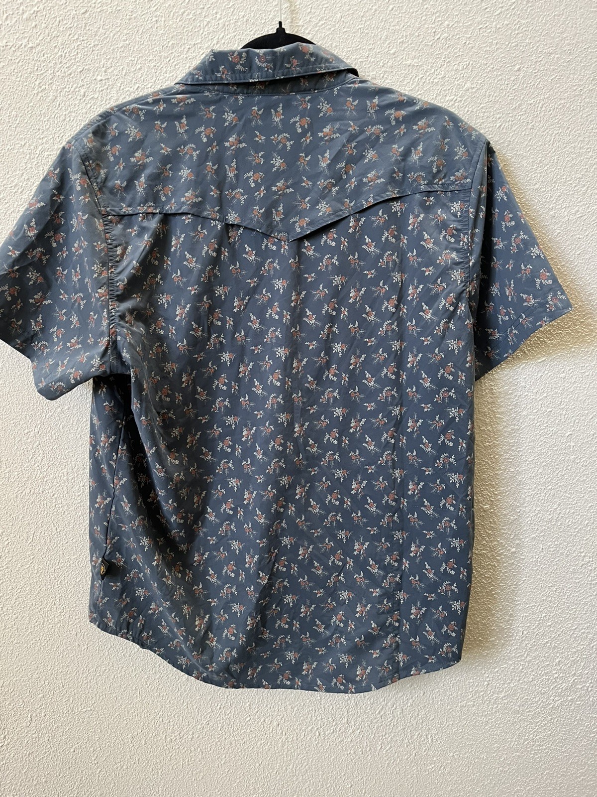 Howler Bros Open Country Shirt Medium Blue Floral Short Sleeve Pearl Snap Vented