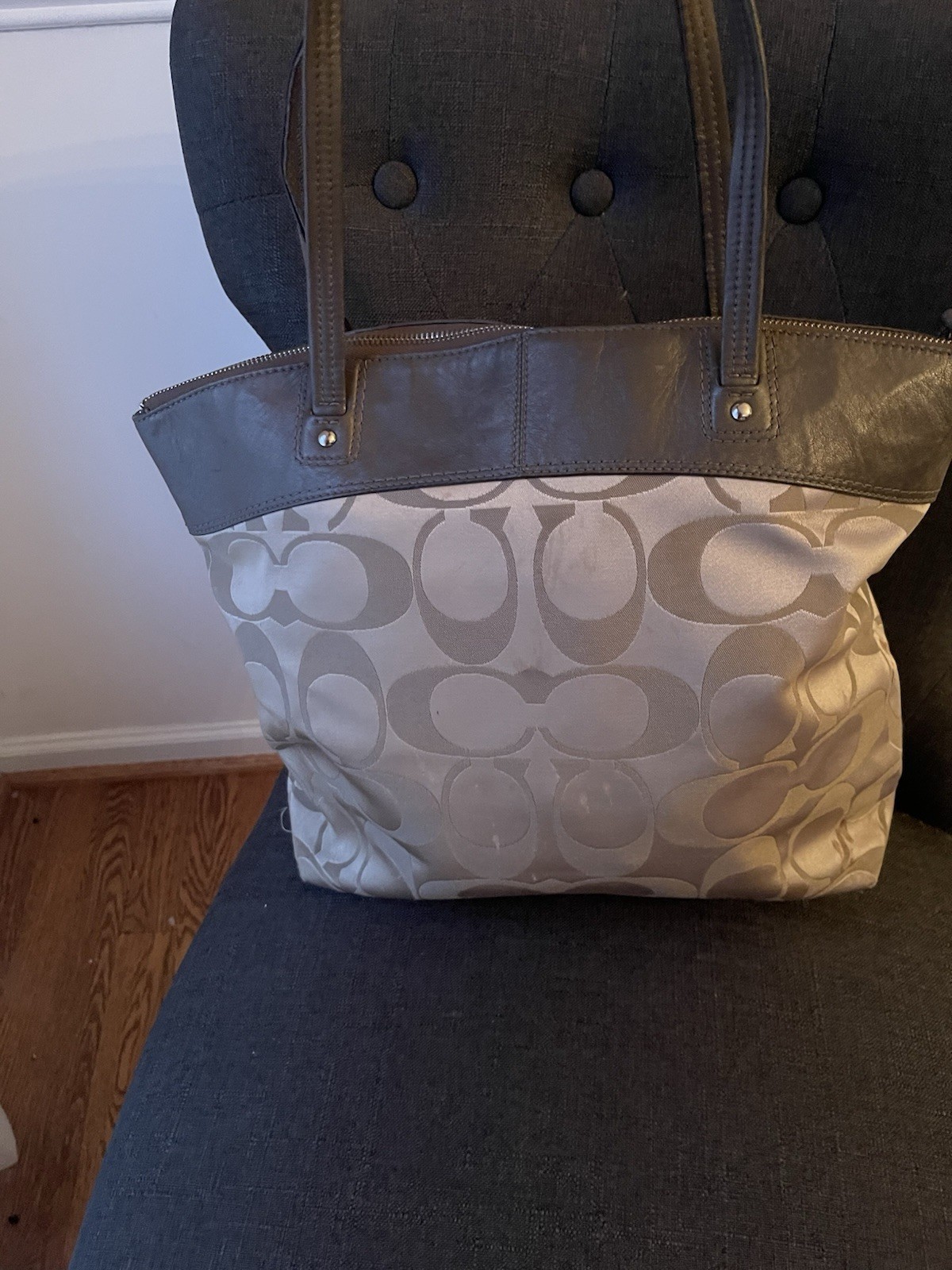 Authentic Coach F18335 Laura Signature Logo Large Tote Bag Purse