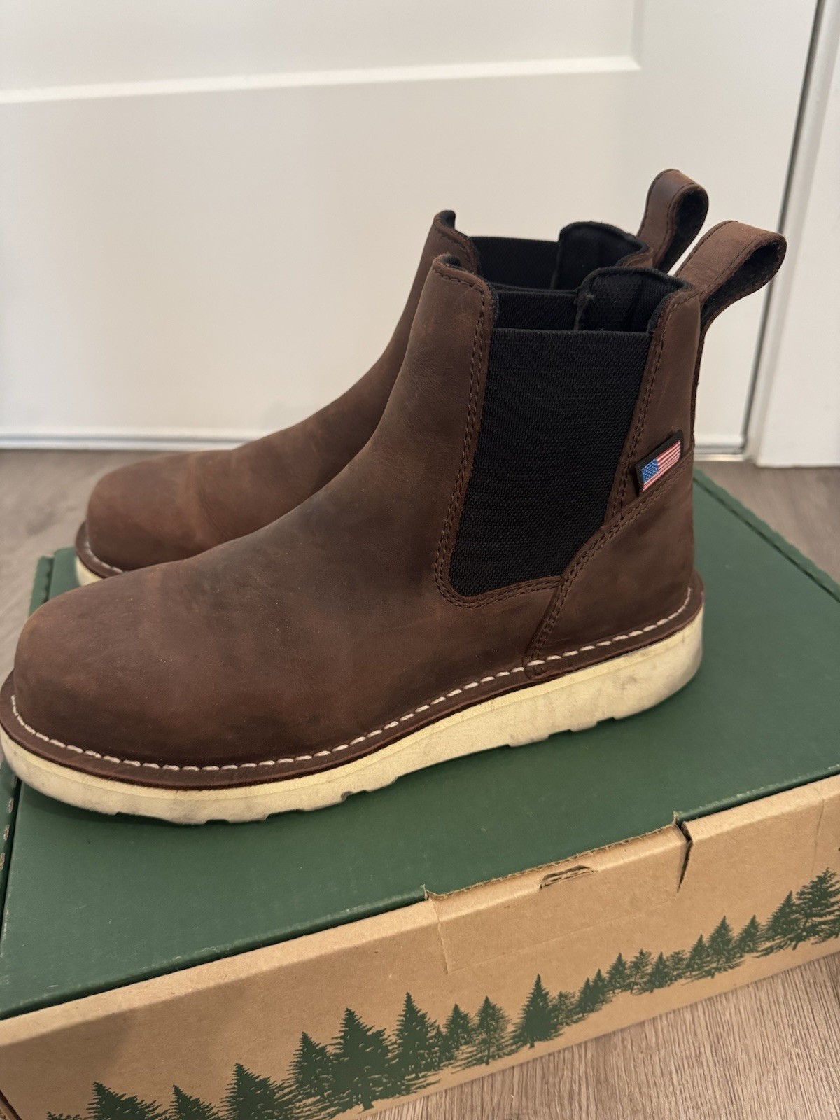 Danner Bull Run Chelsea 6″ Soft Toe Boot Men, Brown, Size 8 D