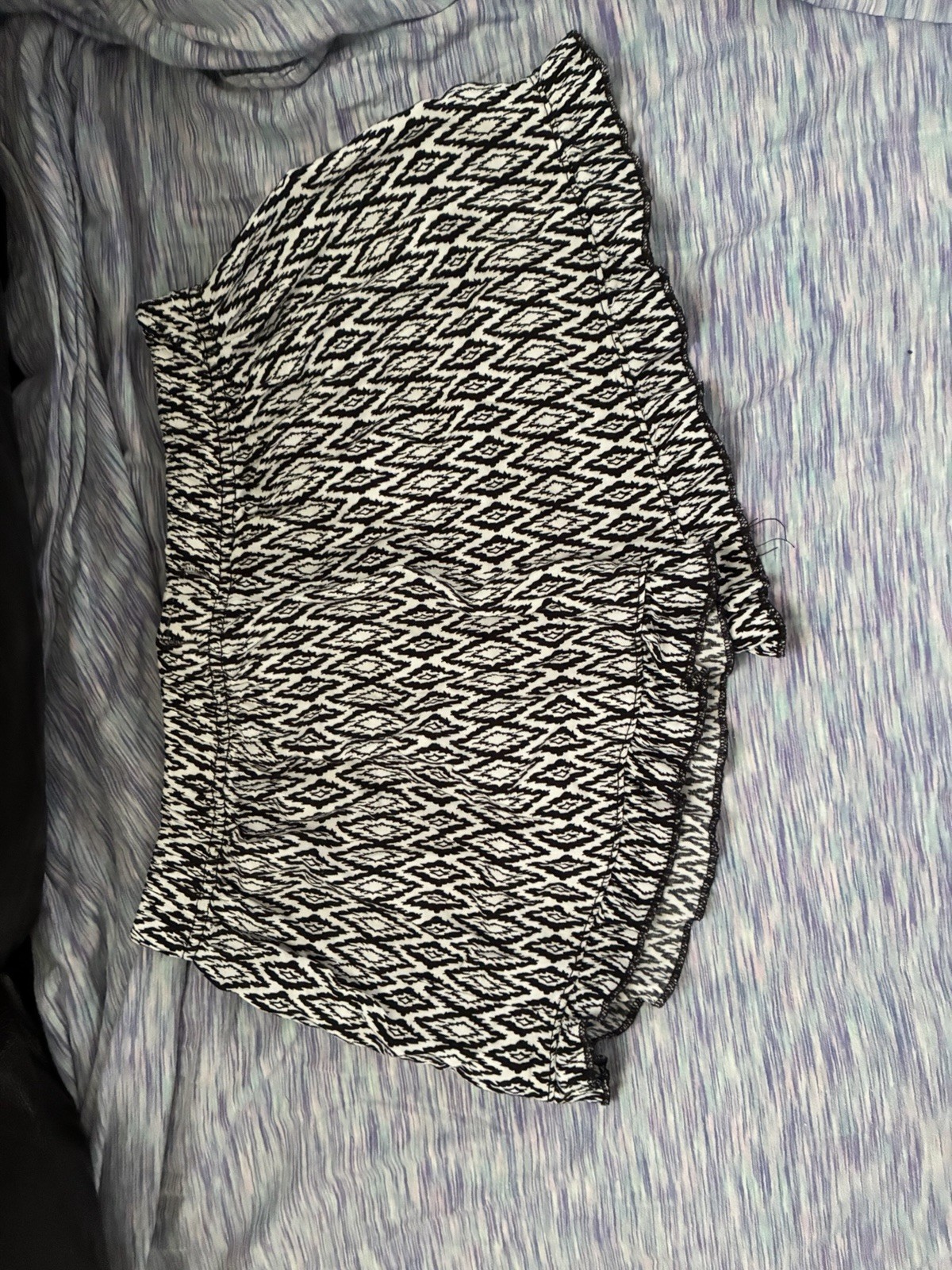 Bobbie Brooks Women’s Hot Pants Shorts Black White Geometric Print Casual Size L