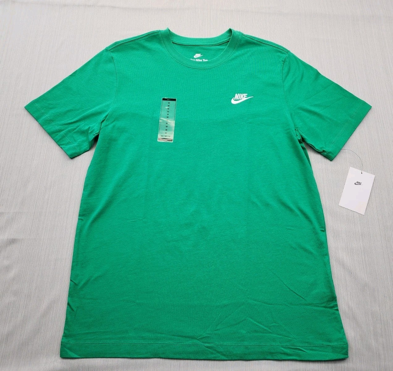 Nike Sportswear T-Shirt Men’s Medium The Nike Tee TShirt Stadium Green NEW