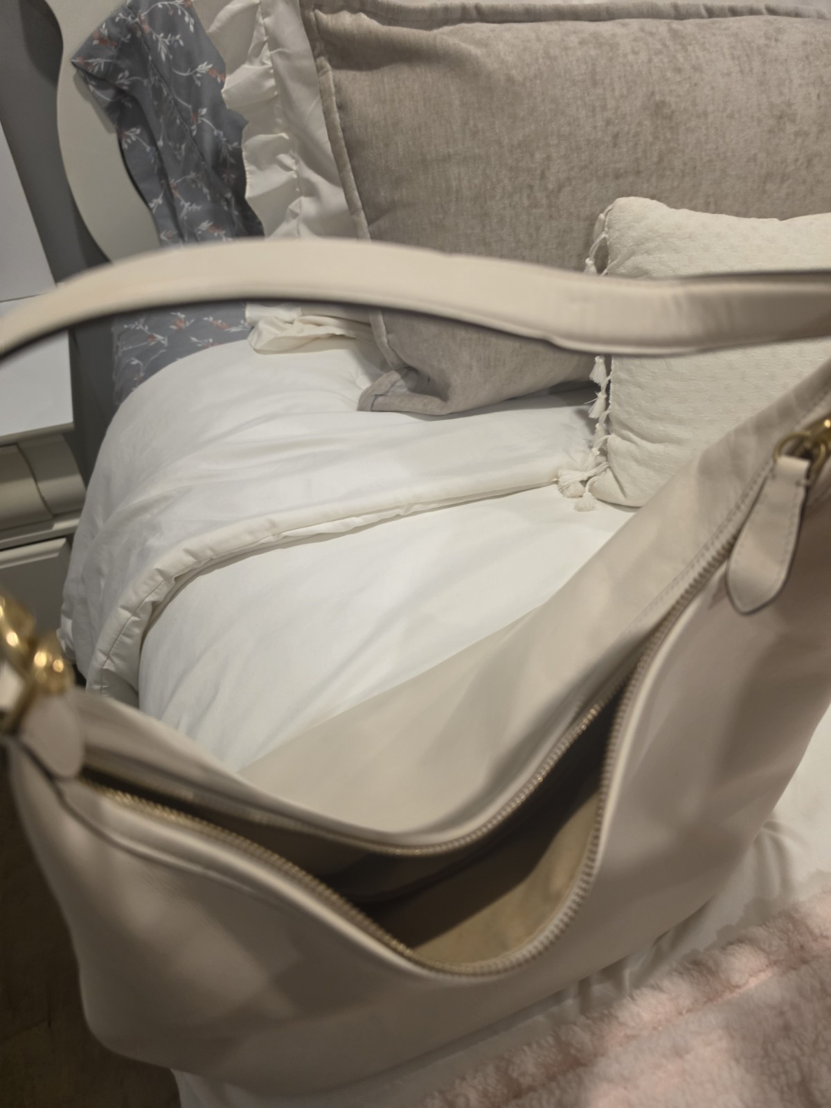 Coach Juliet Shoulder Bag 38″ Brass/Chalk White Glovetanned Leather