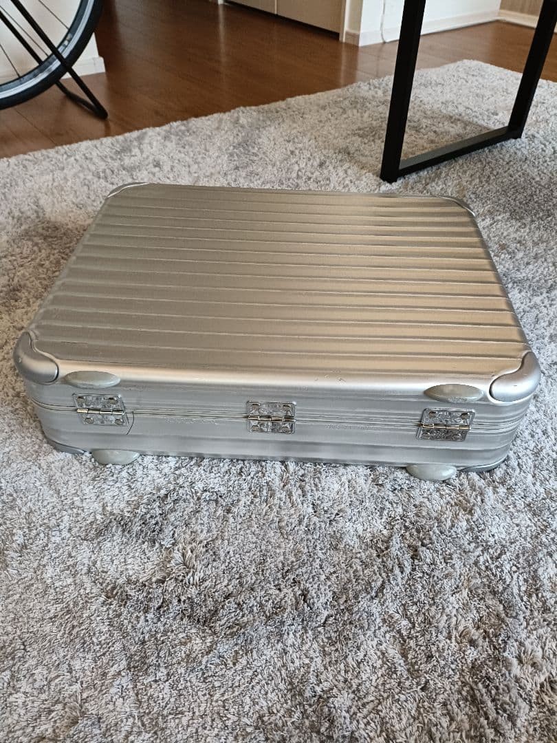 First come, first served! Rare 2013 model RIMOWA attaché case, aluminum silver.