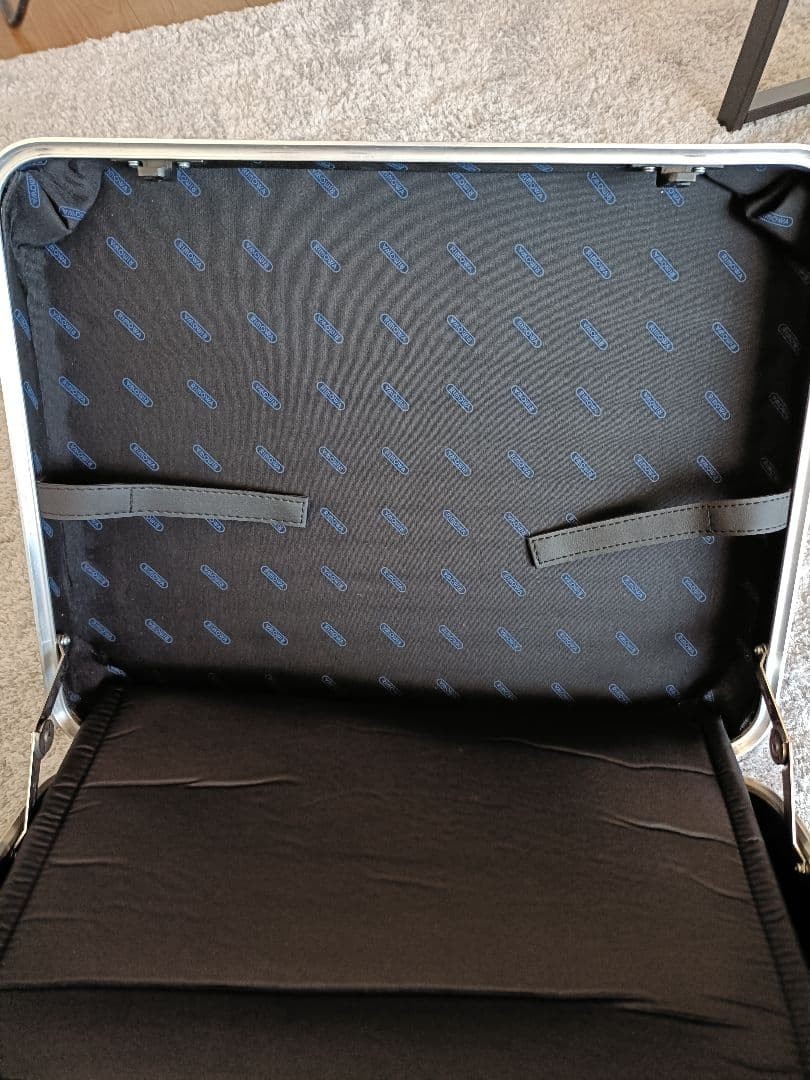 First come, first served! Rare 2013 model RIMOWA attaché case, aluminum silver.