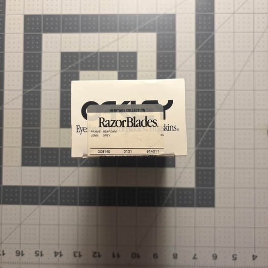 Oakley Razor Blade 30th Anniversary – Seafoam Green/White/Black Lens