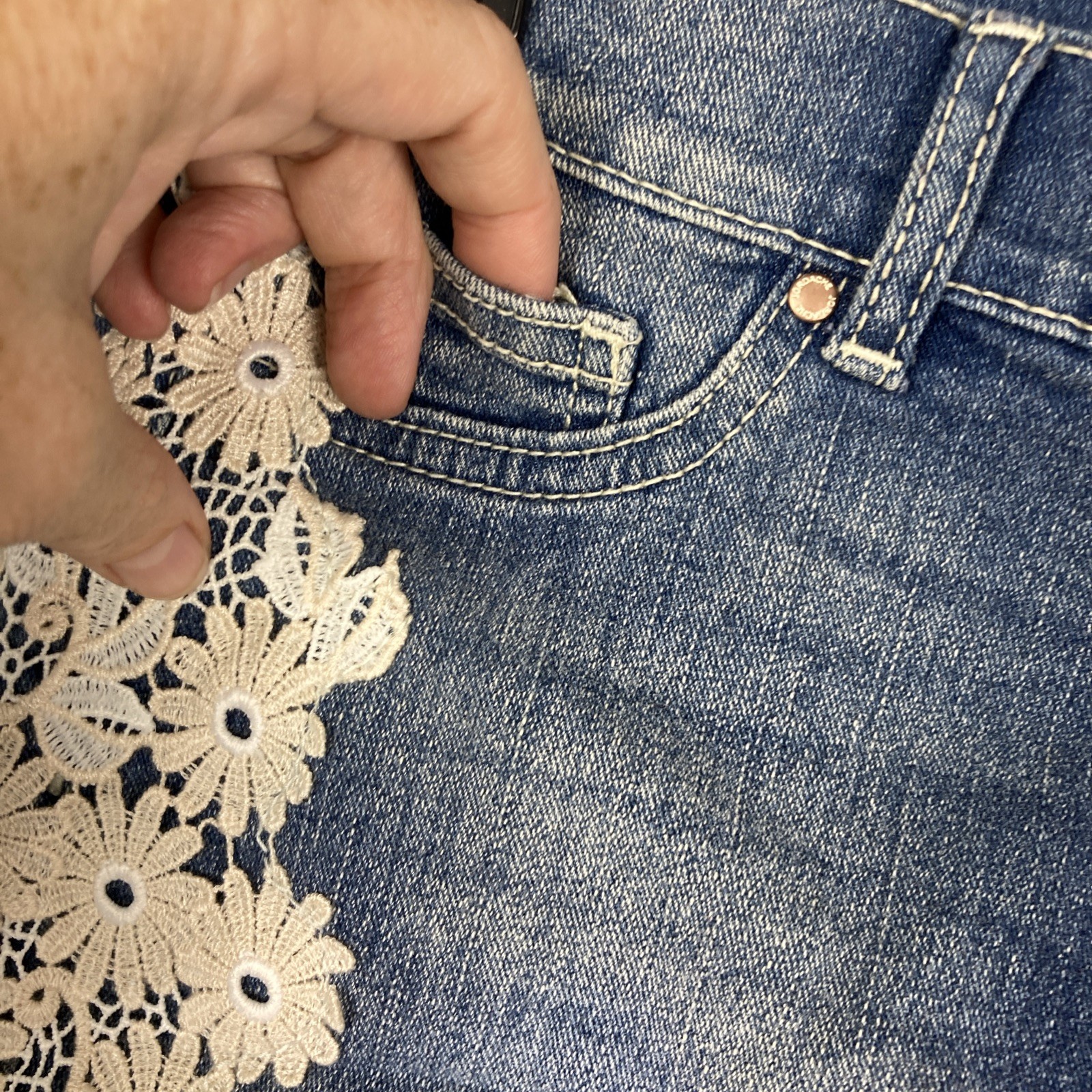 Jordache Girls Size 8 Medium Wash White Ivory Flowers 4″ Inseam Jean Shorts EUC