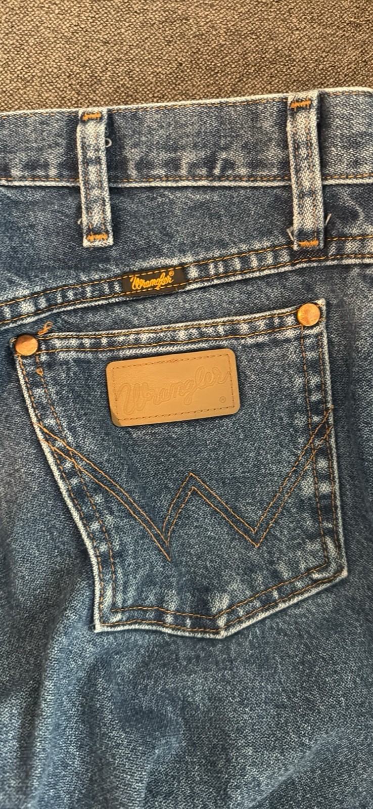 Wrangler 13MWZ Men’s Blue Medium Wash Denim Jeans Straight Fit Mid Rise