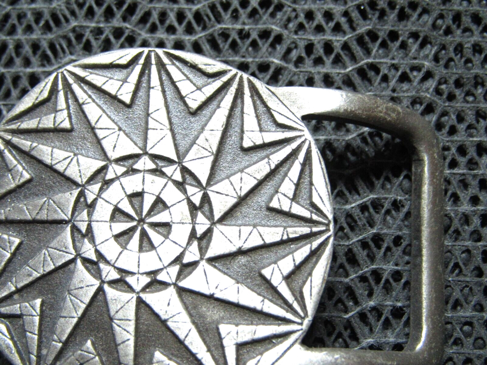 SMALL ABSTRACT OLD WORLD COMPASS DESIGN HIPPIE BELT BUCKLE! VINTAGE! RARE! IMC!