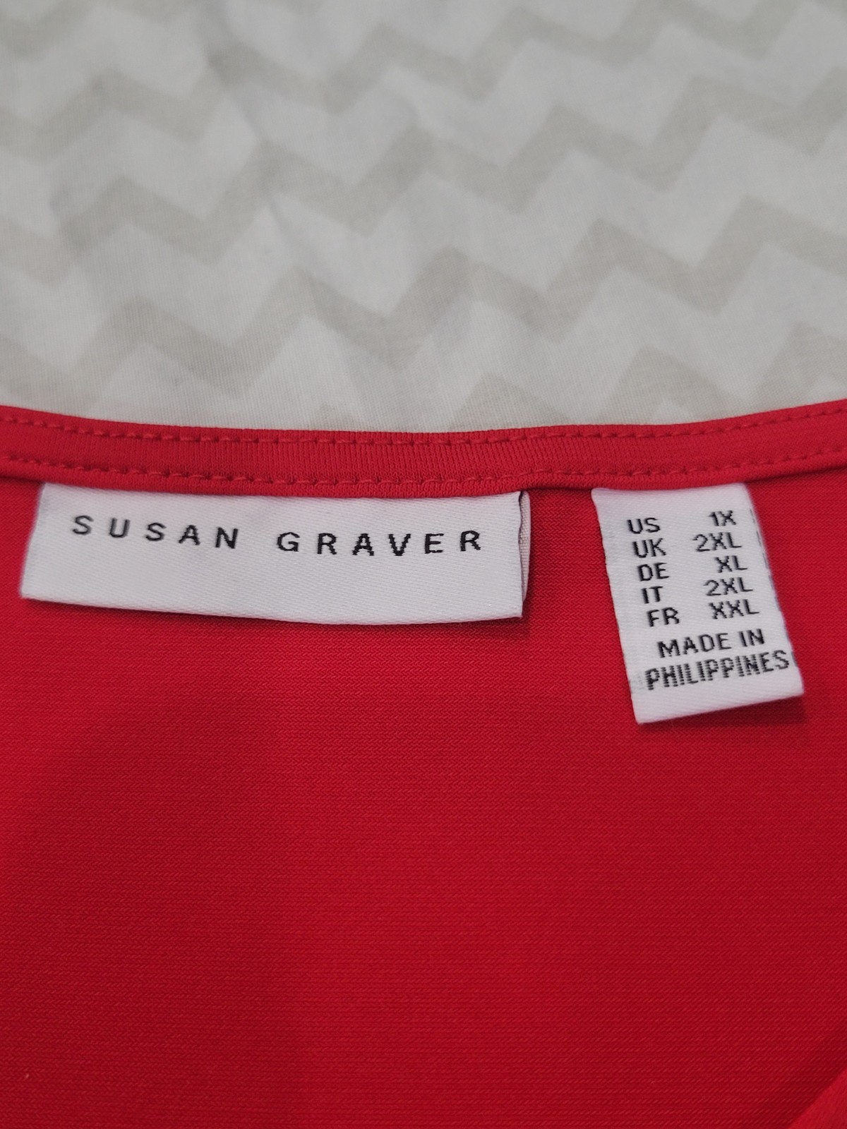 Susan Graver Sleeveless Blouse Womens Size 1XRed Keyhole Brooch Detail Neck Line