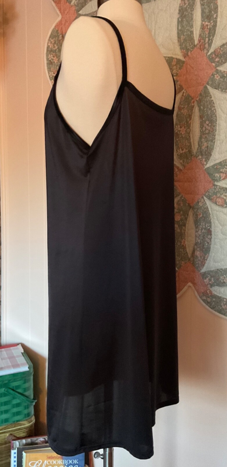 VANITY FAIR SIZE 18″ 38/44 BLACK 80% NYLON 20% SPANDEX SLIP/NIGHTGOWN AT KNEE