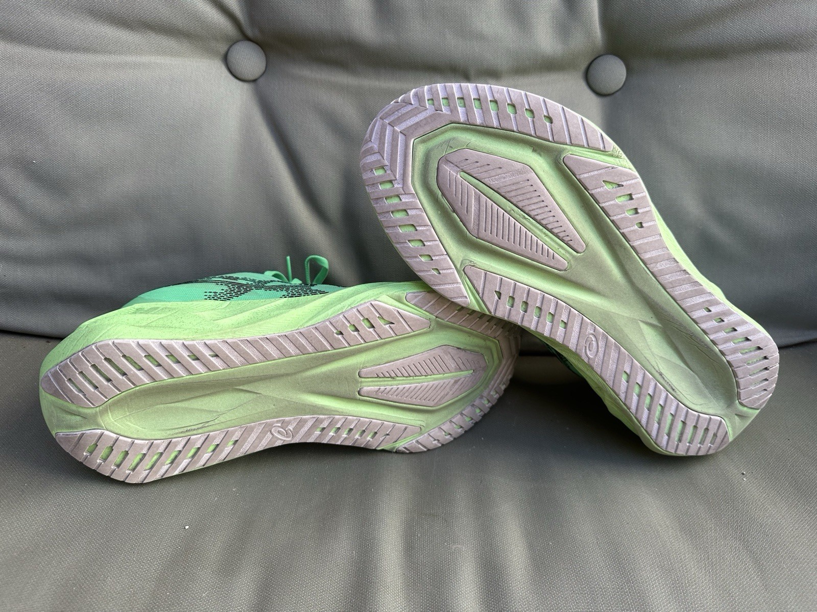 Men’s ASICS Novablast 5 Athletic Running Shoes NBY – Vital Green – Size 10.5