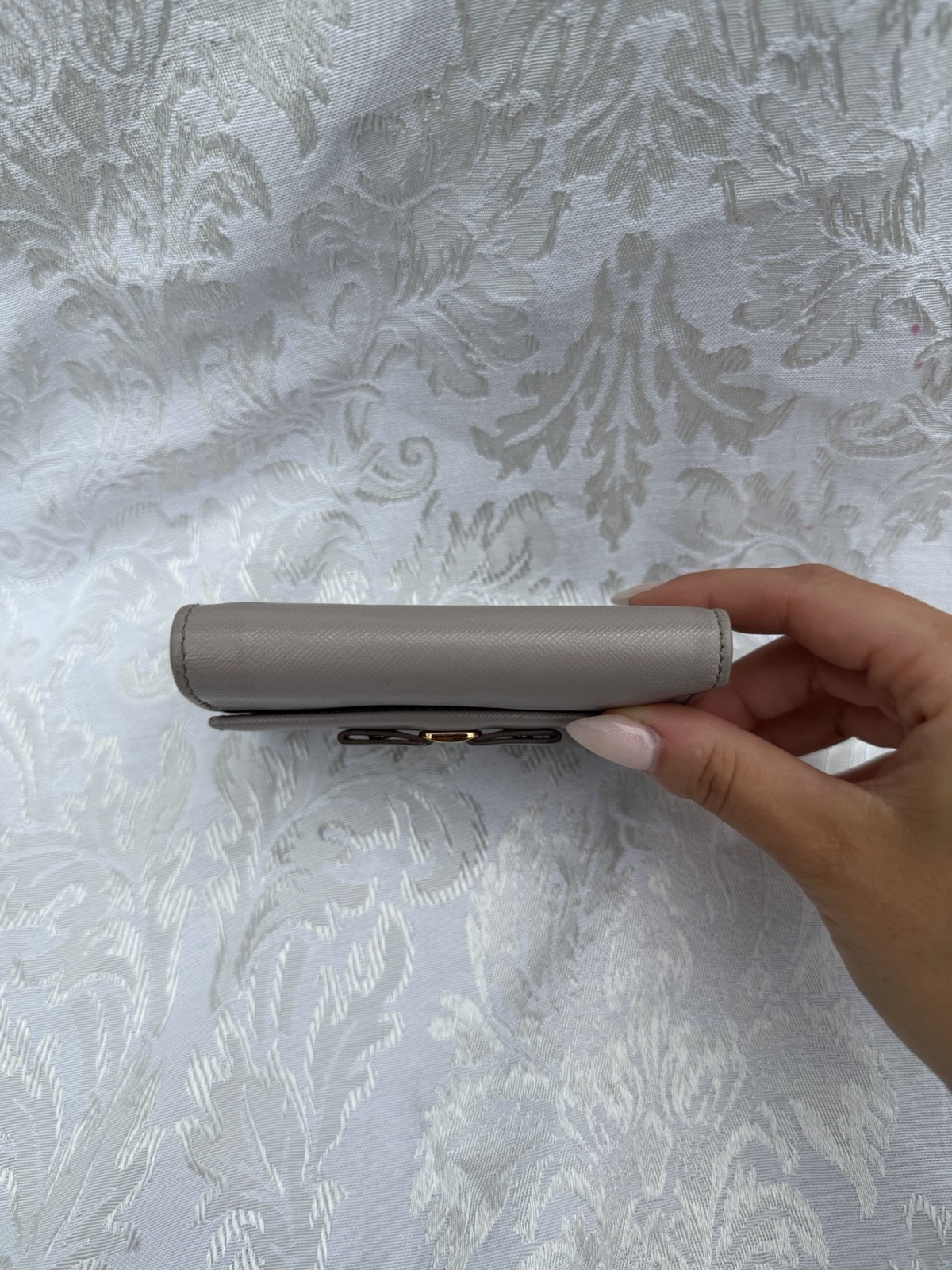 Salvatore Ferragamo Vara Bow Compact Wallet – Gray Leather