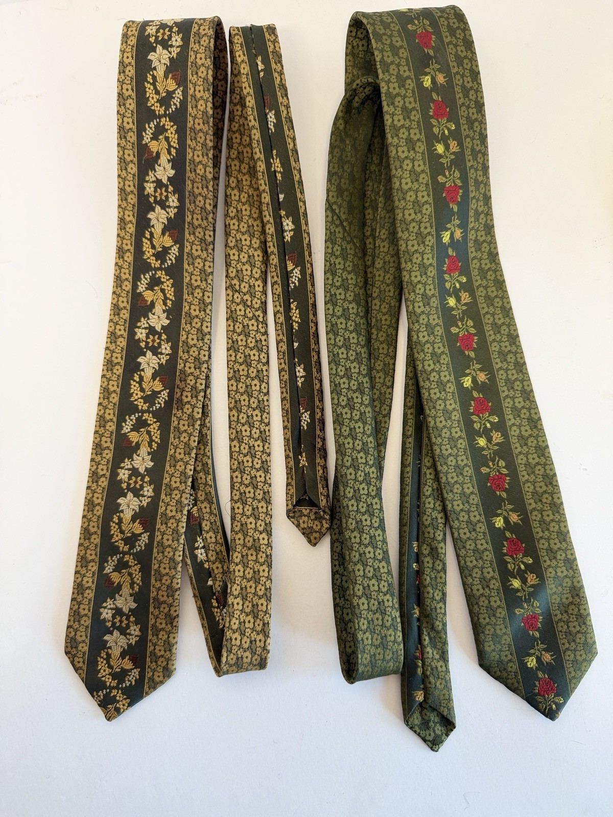 Vintage COMMODORE Trevira 2 Ties Men’s Classic Pointed Euro Floral Pattern EUC