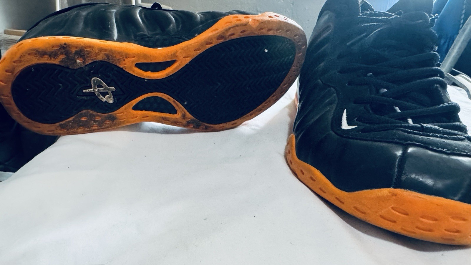 Nike Air Foamposite One Men’s High Top Lace-Up Basketball Sneakers Black Orange