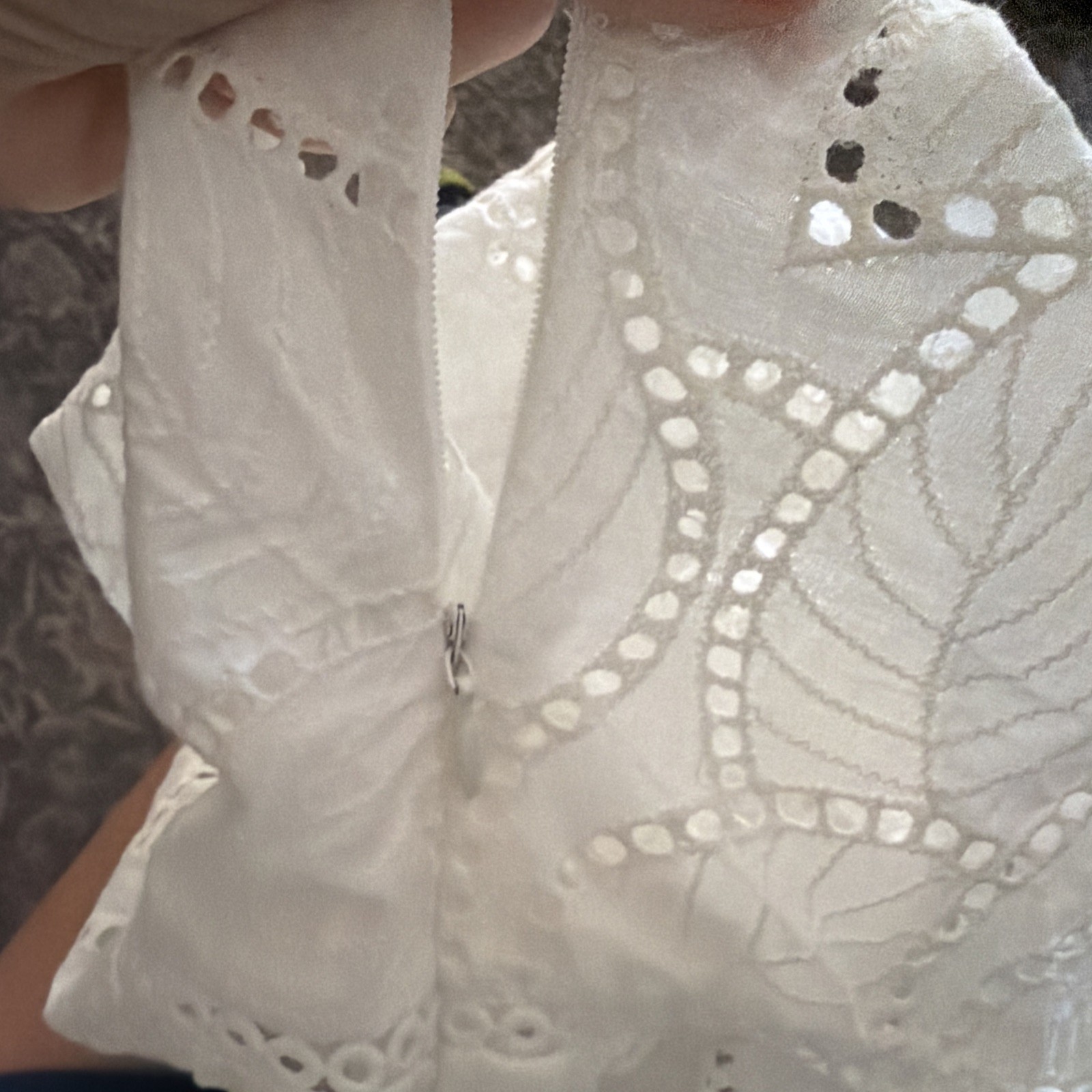 Wren & Willa Women’s White Eyelet, Sleeveless Blouse XS