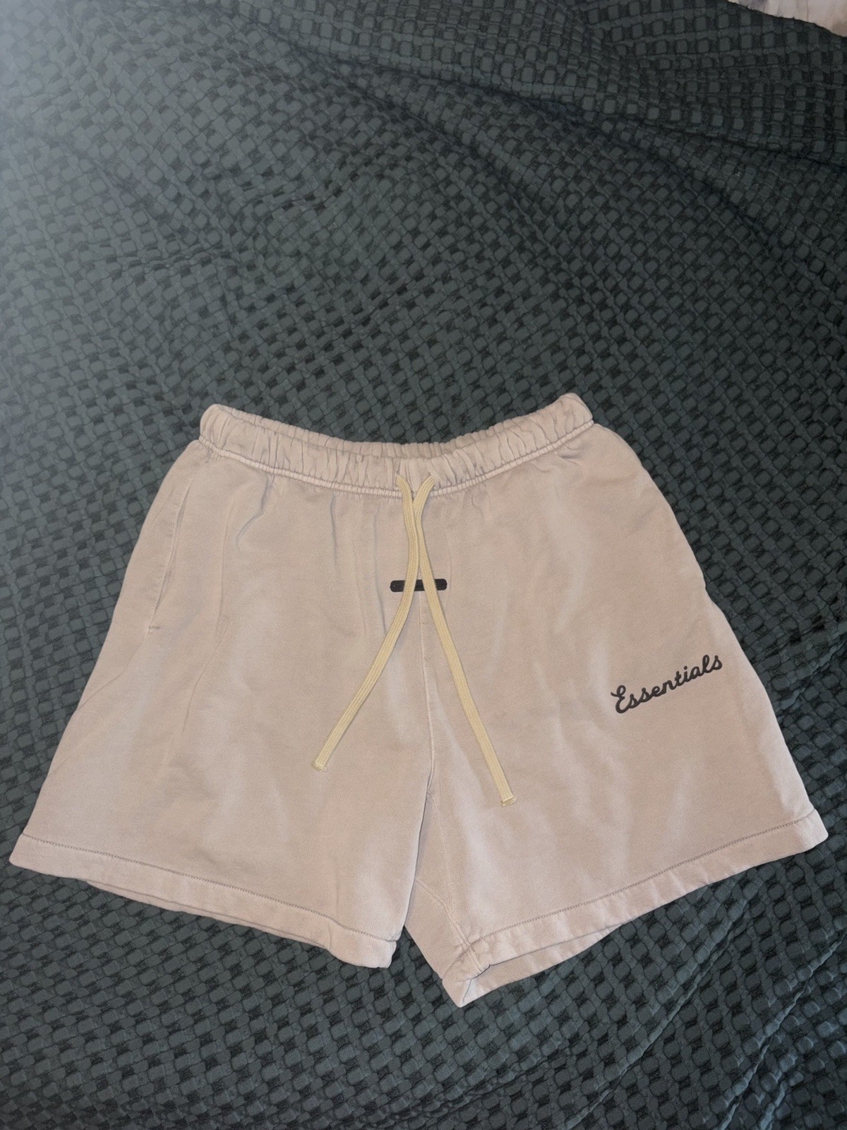 Essentials Fear of God Men’s Faded Seal Training Classic Fit Sweat Shorts Small