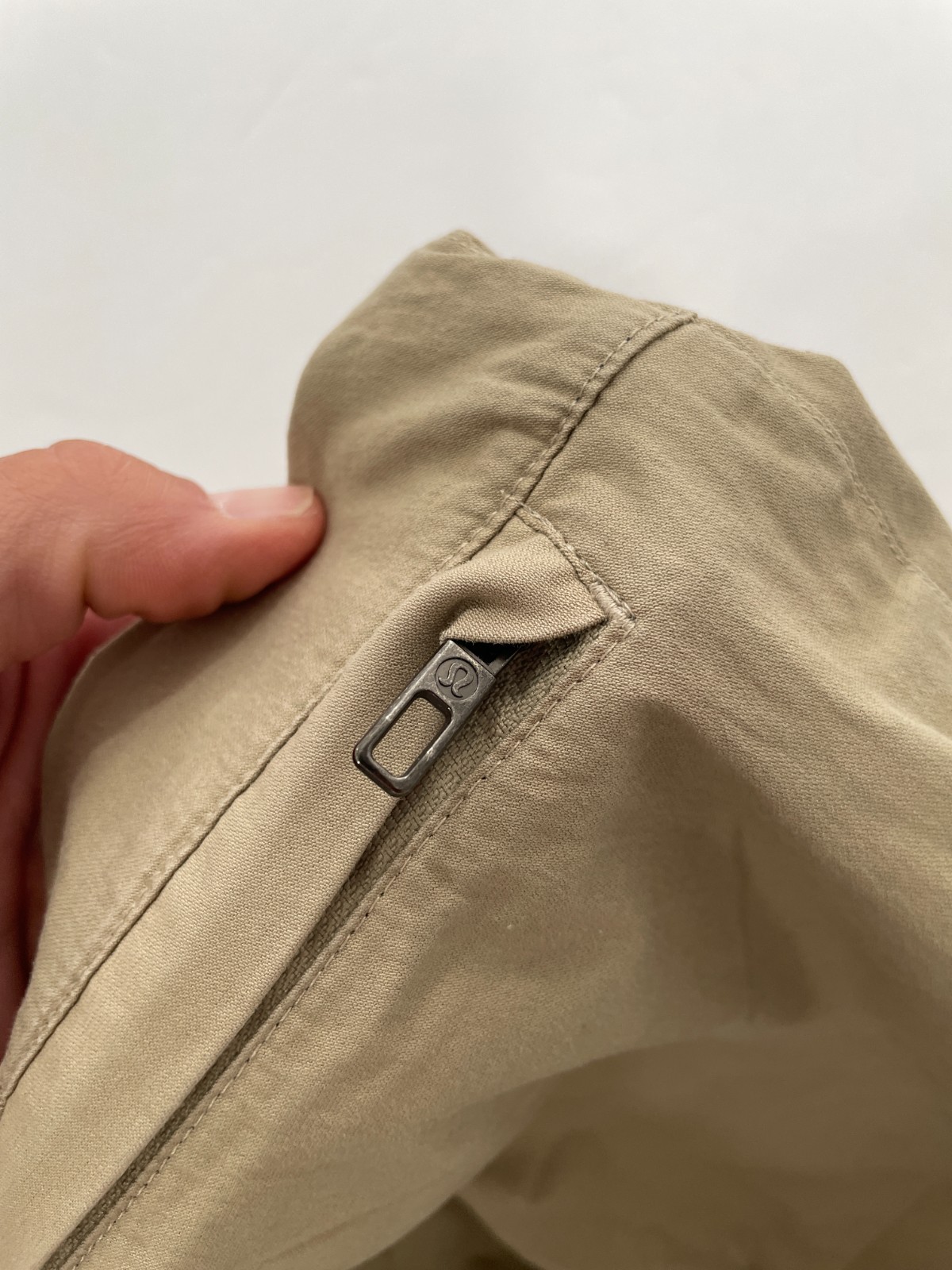 Lululemon Commission Pants Classic Fit 32 waist x 30 length ‘Tofino Sand’ M5440S
