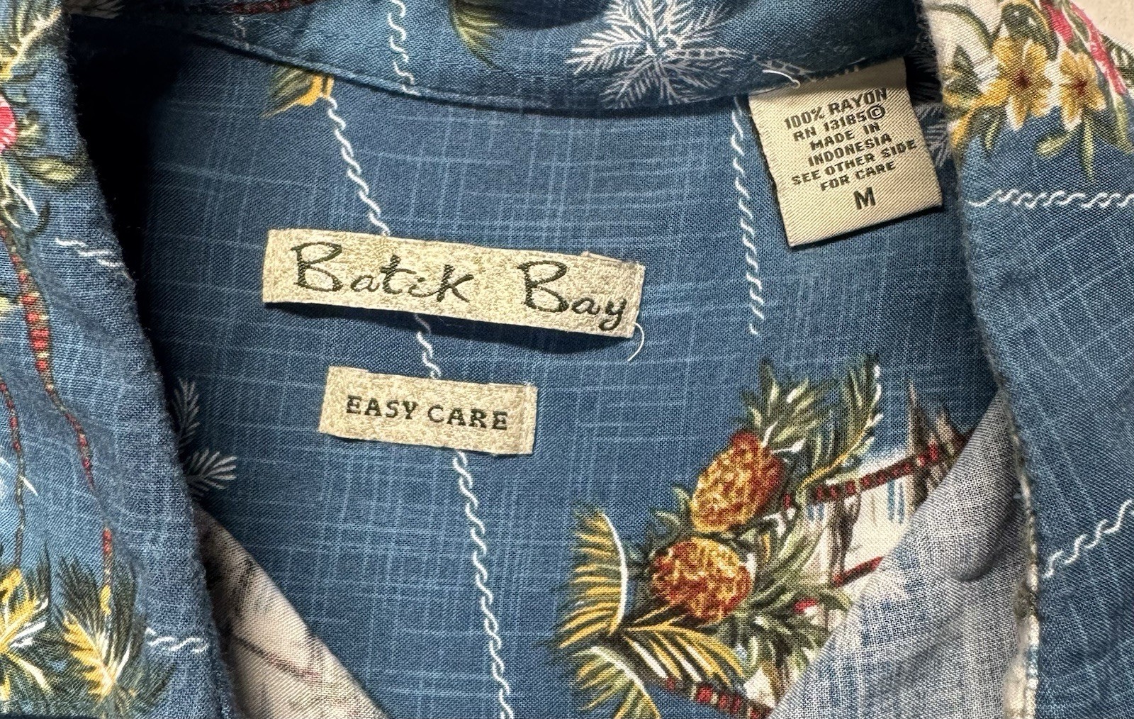 Batik Bay Button Up Shirt M Tropical Rayon Short Sleeve Hawaiian Vacation 0003