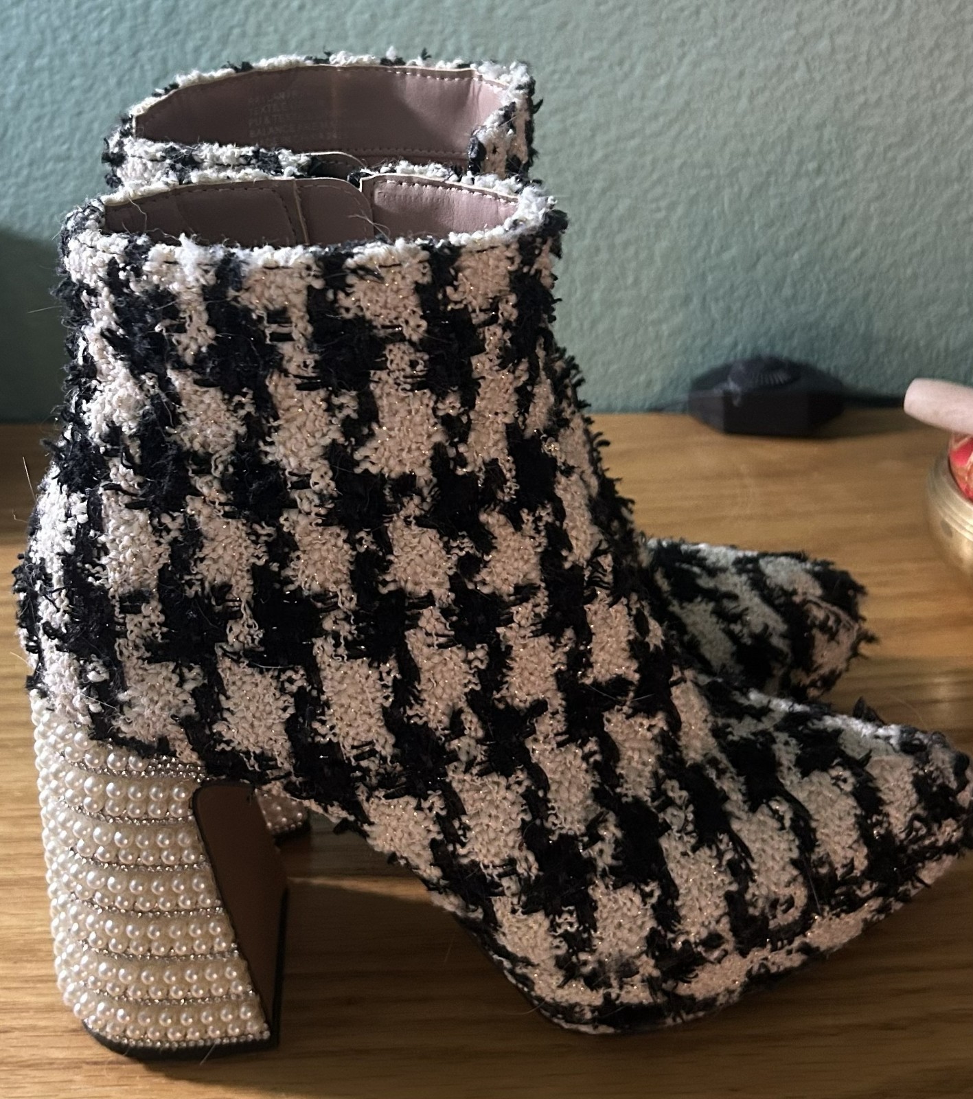 Betsey Johnson black & white Raylan houndstooth & pearl zip boots size 7.5